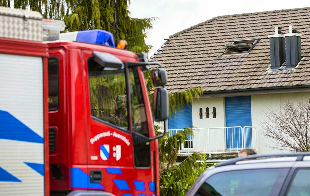 Dopo aver spento l'incendio, i vigili del fuoco si rendono conto che nella casa c'erano quattro persone morte.