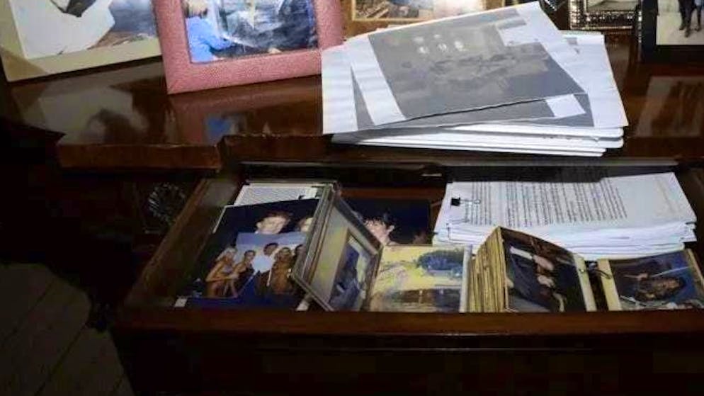 In una fotografia della scrivania di Epstein pubblicata dai democratici, si vedono due foto di Donald Trump in un cassetto: in una foto, Trump è in piedi accanto alla sua attuale moglie Melania. Nell'altra, è circondato da diverse donne, alcune delle quali si vedono in bikini.
