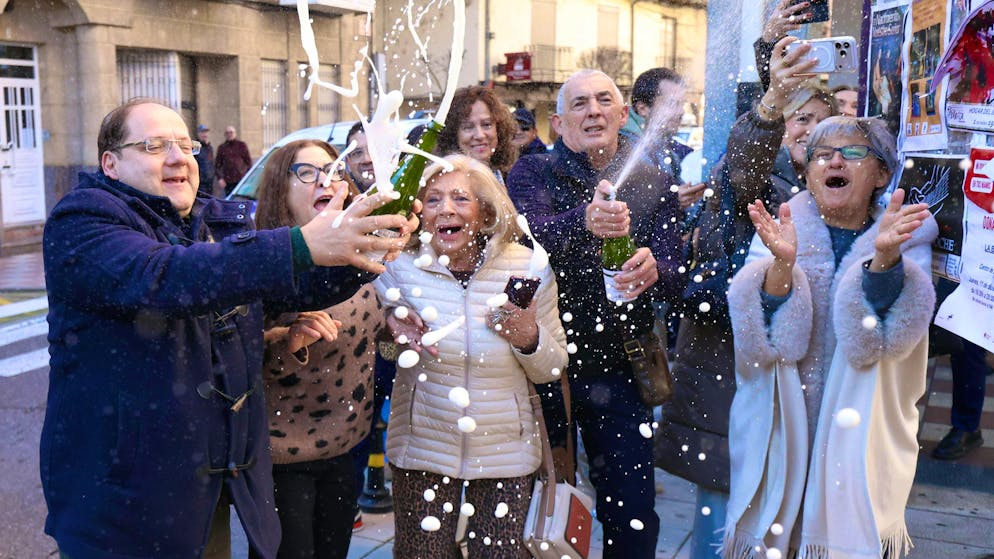 The main prize of the Spanish Christmas lottery went to a community that had to battle a severe forest fire in the summer.