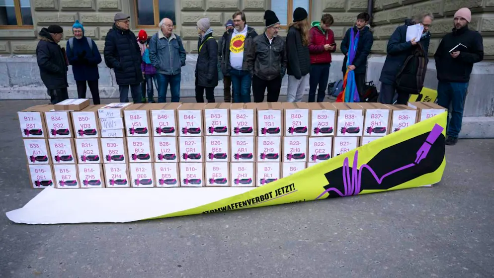Les cartons remplis de signatures pour l'initiative en faveur de l'interdiction des armes nucléaires sont prêts à être remis à la Chancellerie fédérale.