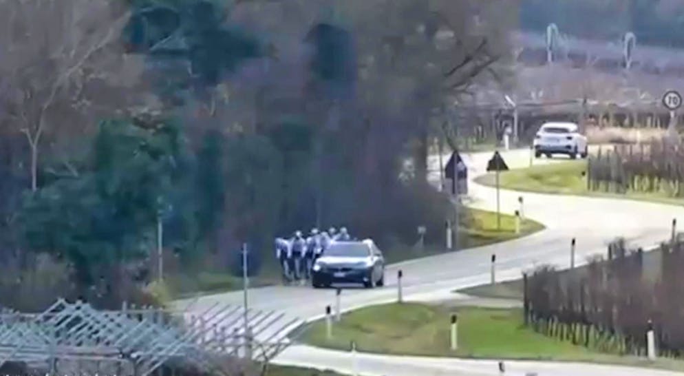 Un'auto di passaggio spara contro un gruppo di ciclisti.