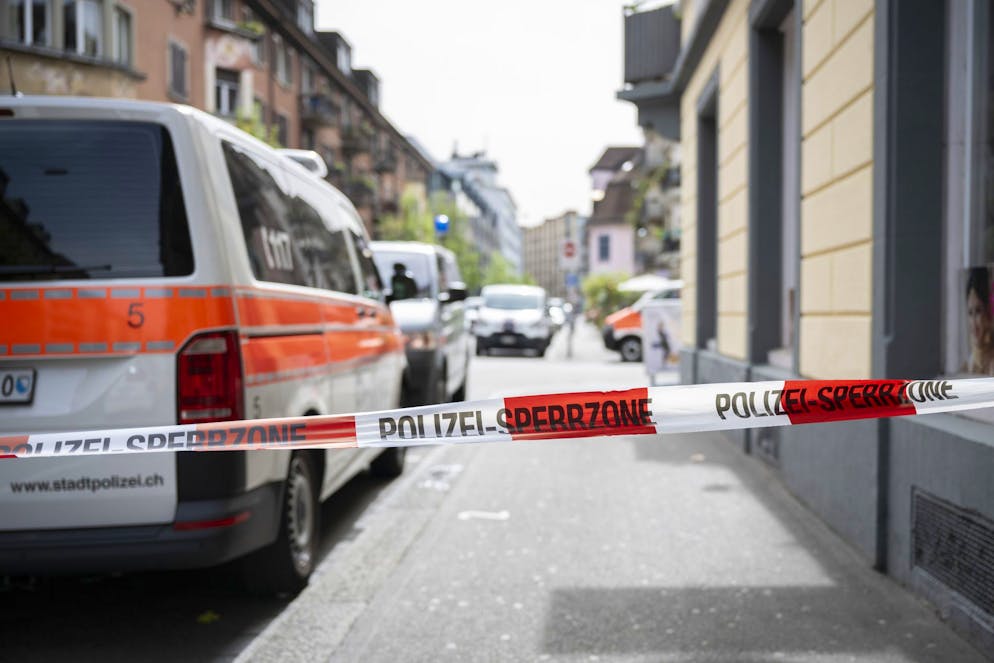 Polizisten sperren ein Bereich anlaesslich einer Schlaegerei an der Neugasse in Zuerich, aufgenommen am Montag, 8. April 2024. (KEYSTONE/Ennio Leanza)