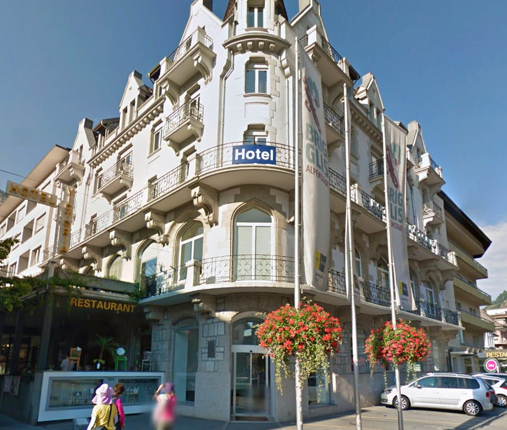 Das Hotel Victoria liegt direkt beim Bahnhof Brig. 