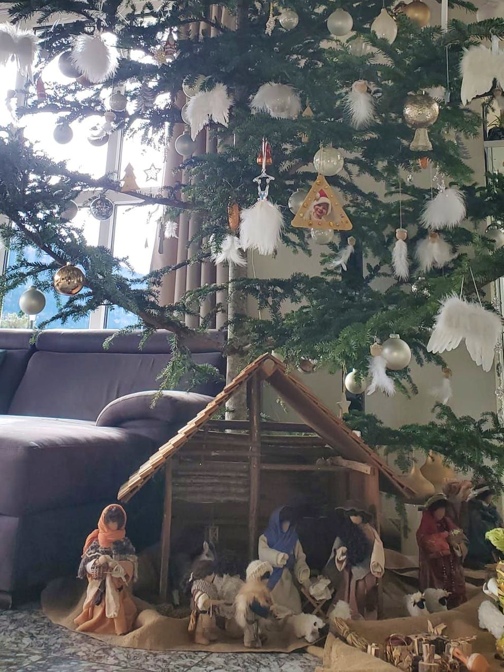 Weihnachtsbäume blue News Leser. Reinhild und Sepp aus dem Wallis feiern ganz traditionell mit einer Krippe unter dem Baum. 