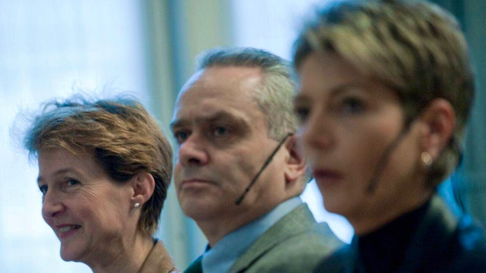 Jacques Baud, ici lors d'un événement en 2011 de la Fédération suisse des fonctionnaires de police avec l'ancienne conseillère fédérale Simonetta Sommaruga (à gauche) et la conseillère d'Etat saint-galloise de l'époque Karin Keller-Sutter (archives).