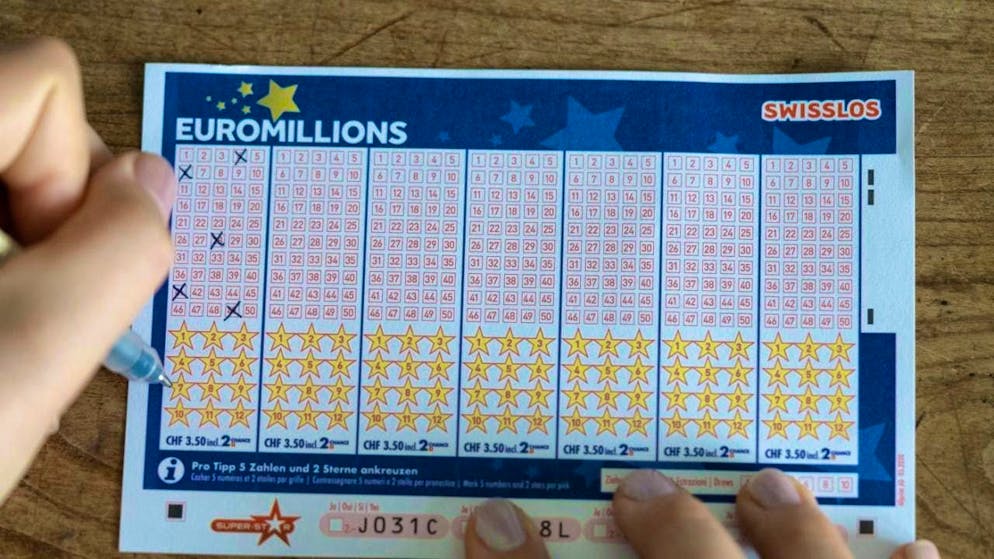 A person fills out a Euromillions ticket from Swisslos. (archive picture)