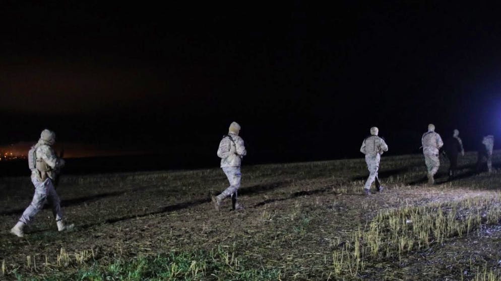 Türkische Armeeoffiziere und Rettungsteams suchen nach den Überresten eines Privatjets. Foto: Efekan Akyuz/AP/dpa