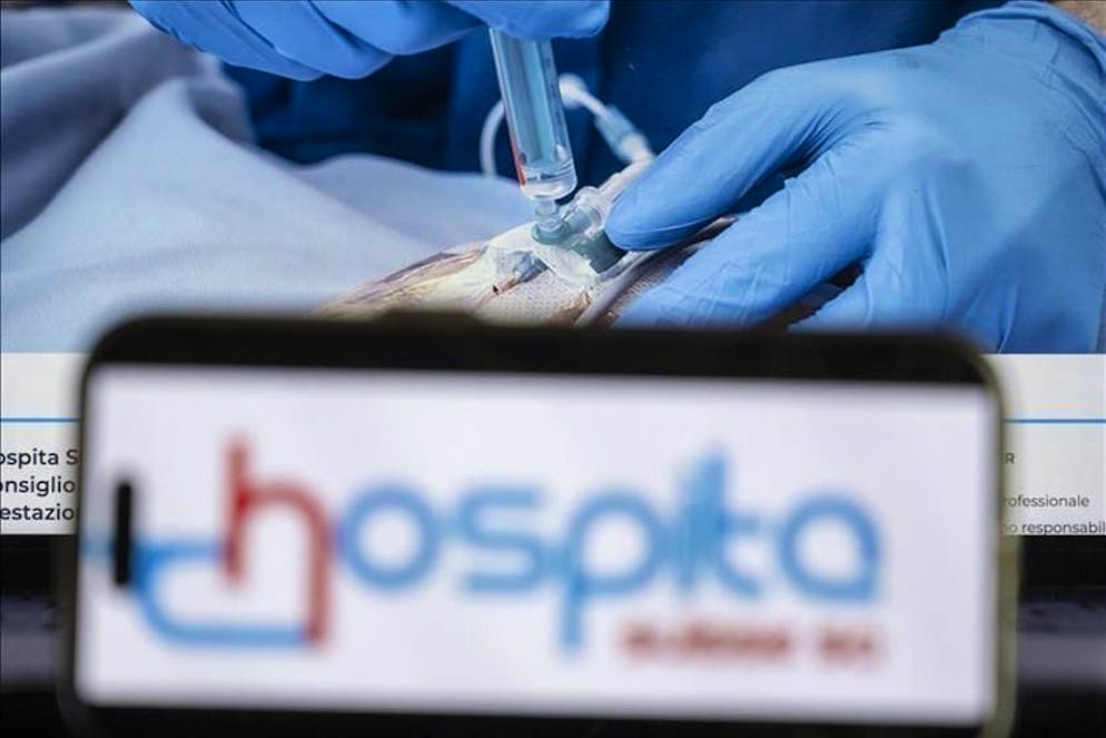 Un dettaglio del logo della ditta HospitaSuisse