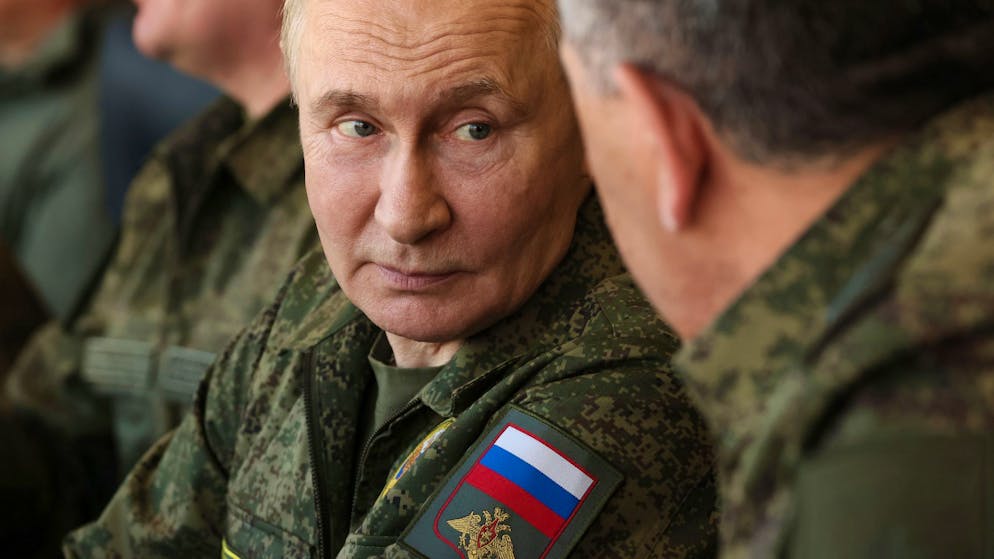 Trump shows distance. Russia hands over 