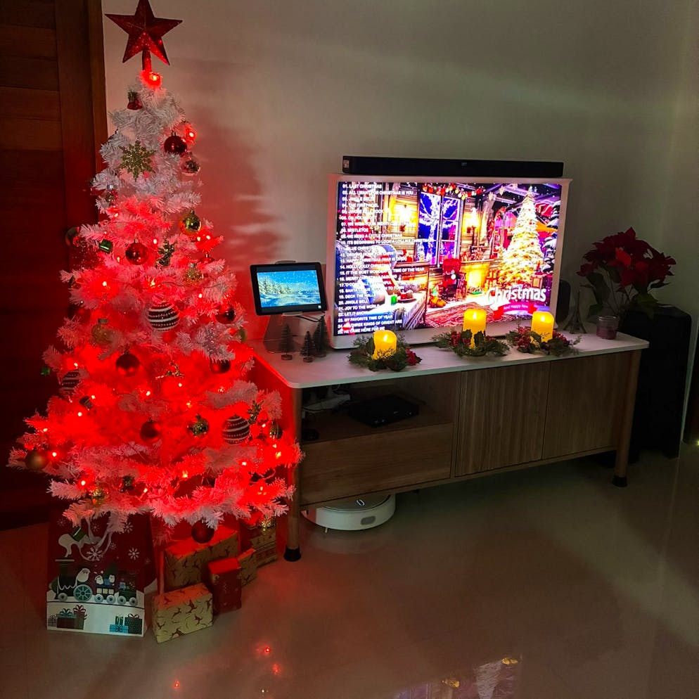 Weihnachtsbäume blue News Leser. In Thailand erhellt ein weiss-roter Baum das Wohnzimmer. 