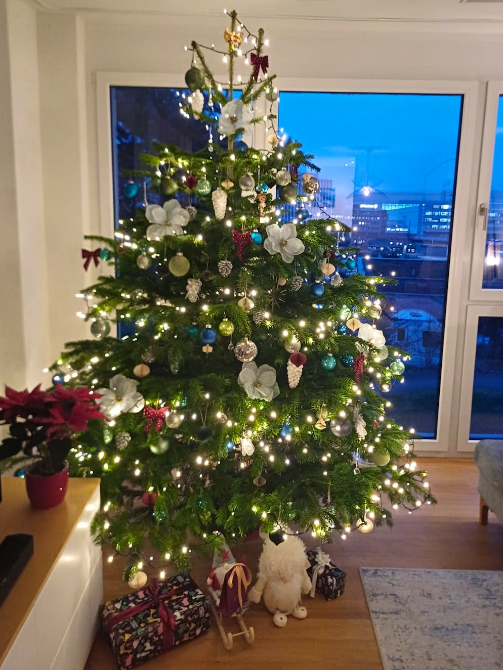 Weihnachtsbäume blue News Leser. In Kloten ZH liegen sogar schon die Gschenkli unter dem Baum.
