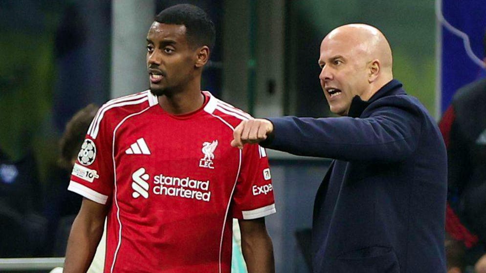Liverpool-Trainer Arne Slot (rechts) muss lange auf Stürmer Alexander Isak verzichten.
