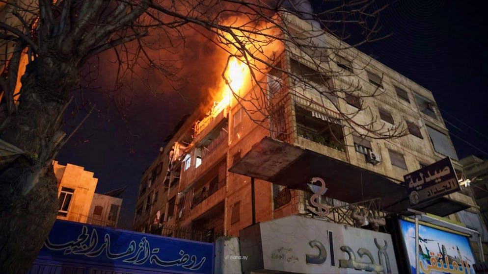 Auf einem Bild der syrischen Nachrichtenagentur SANA ist ein brennendes Gebäude in Aleppo zu sehen. (22. Dezember 2025)