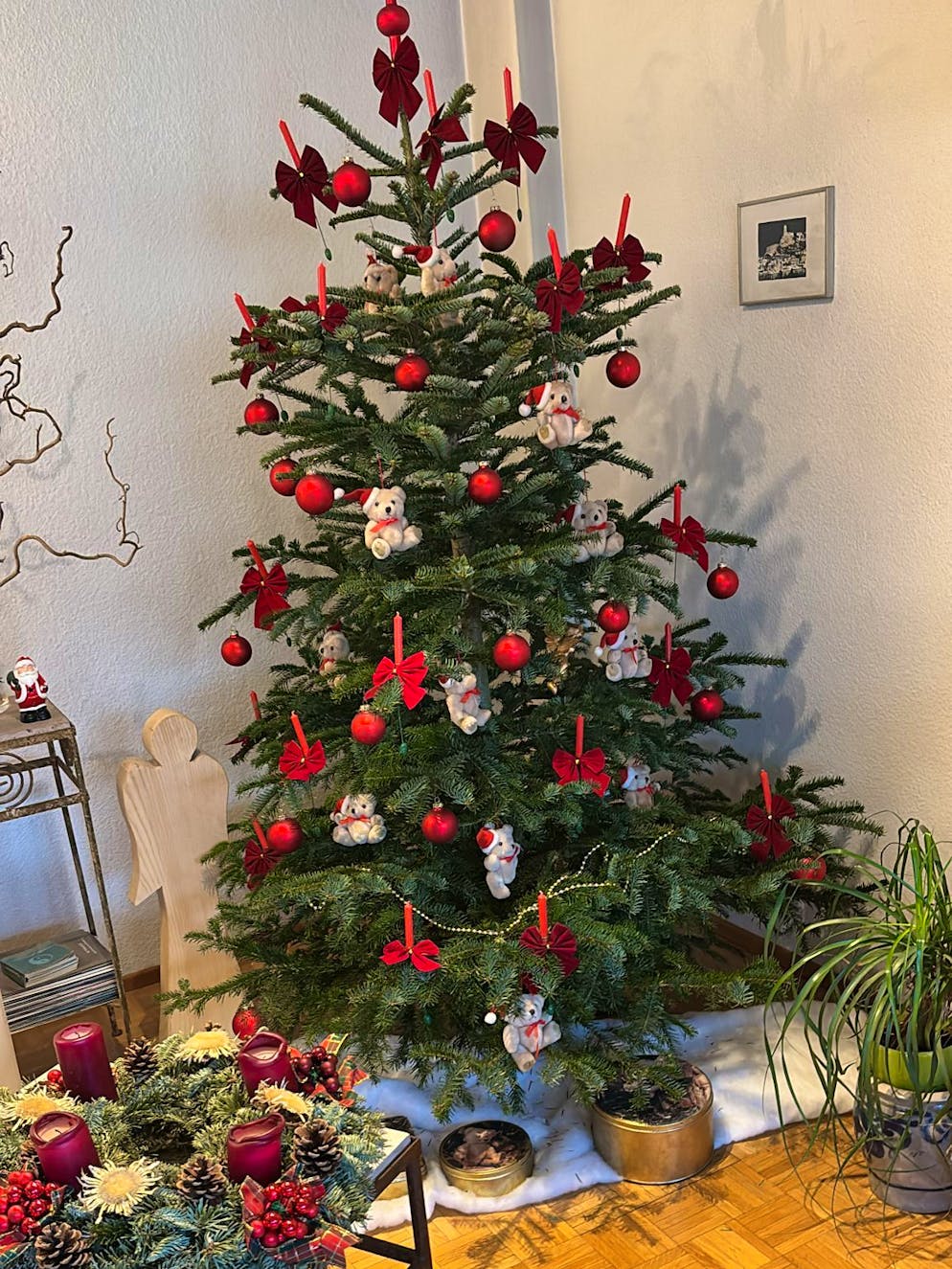 Weihnachtsbäume blue News Leser. Familie Herzog aus Zürich schmückt den Baum mit roten Schleifchen und roten Kerzen. 