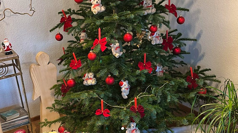 Einfach oder viel Glitzer?. Wie sieht dein Weihnachtsbaum aus? Schick blue News jetzt dein Foto!