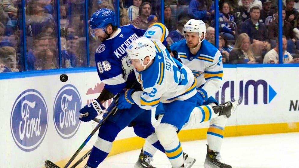 Pius Suter (center) played his 400th game in regular seasons in the NHL on Tuesday night