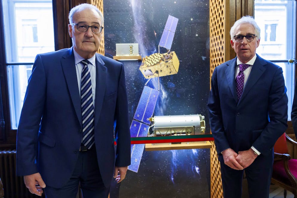 In March 2024, the European Space Agency (ESA) donated to the city of Neuchâtel two replicas of the atomic clocks with which the Galileo satellites are equipped. Federal Councilor Guy Parmelin (left) and Francisco-Javier Benedicto Ruiz, Director of Navigation at ESA, pose here.