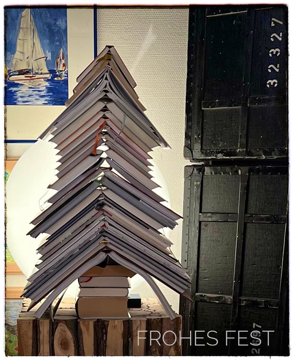 Weihnachtsbäume blue News Leser. Auch etwas unkonventionell: Der Weihnachts-Buch-Baum von Frédérick. Er feiert nachhaltig und pflegeleicht.