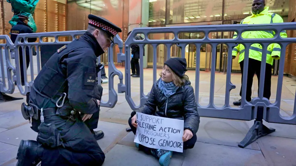 Arrestata a Londra per un cartello pro-Pal, Greta Thunberg è tornata in libertà su cauzione.