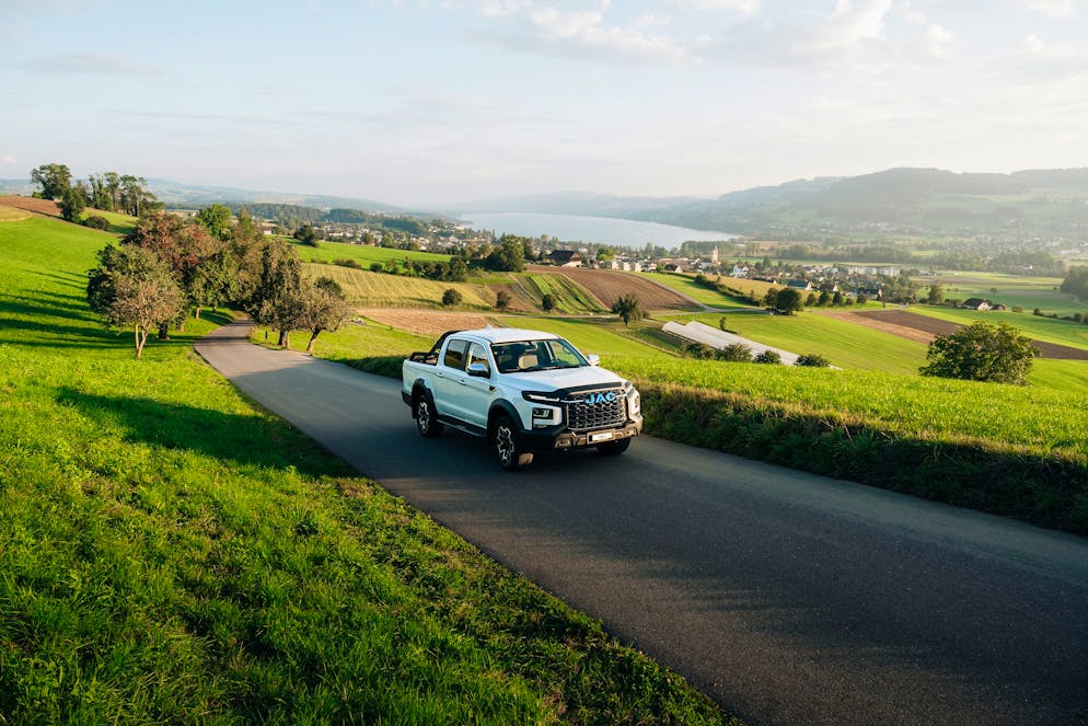 Ein günstiger und elektrischer Pickup der liefert statt protzt.