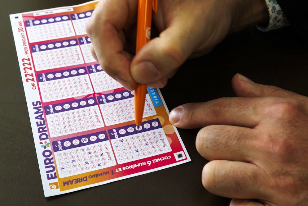 Un membre de la loterie romande presente le nouveau jeu de la loterie romande EURODRAMS dans le kiosque de Josephine, ce lundi 16 octobre 2023 a Cheseaux-sur-Lausanne pres de Lausanne. Le 30 octobre prochain, la Loterie Romande et huit autres loteries europeennes lancent conjointement un nouveau jeu de tirage de grande envergure : EURODREAMS. Ce jeu offre, a chaque tirage, une promesse de gains inedite: des rentes mensuelles de CHF 22'222.- et CHF 2'222.- par mois aux deux premiers rangs de gains ainsi que de nombreux autres avantages. (KEYSTONE/Salvatore Di Nolfi)