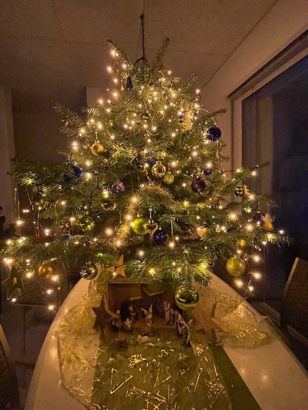 Weihnachtsbäume blue News Leser. Im Rehetobel AR steht der Baum schon seit dem ersten Advent parat. 