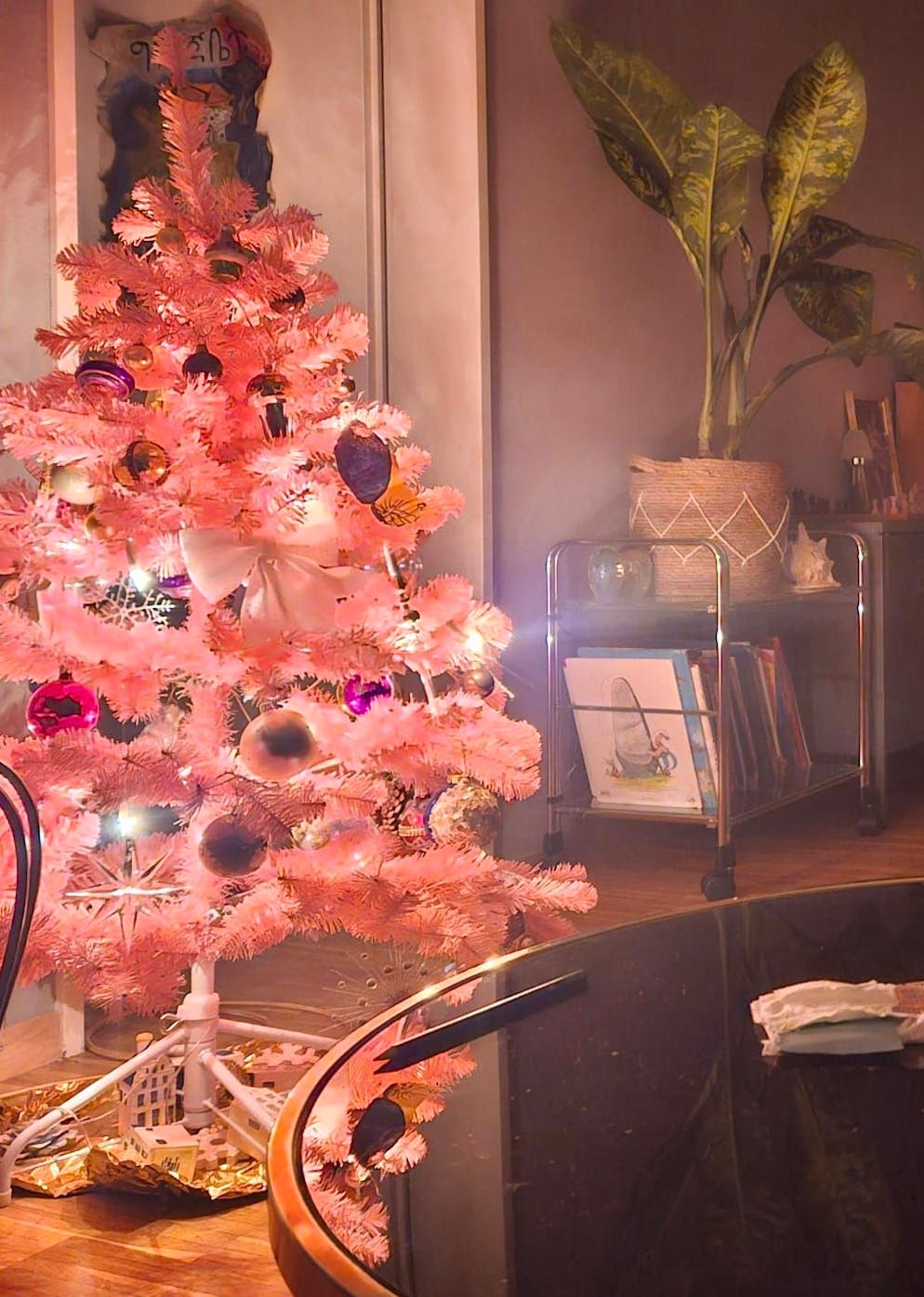 Weihnachtsbäume blue News Leser. In Adliswil ZH steht statt einem grünen, ein rosa Weihnachtsbaum.