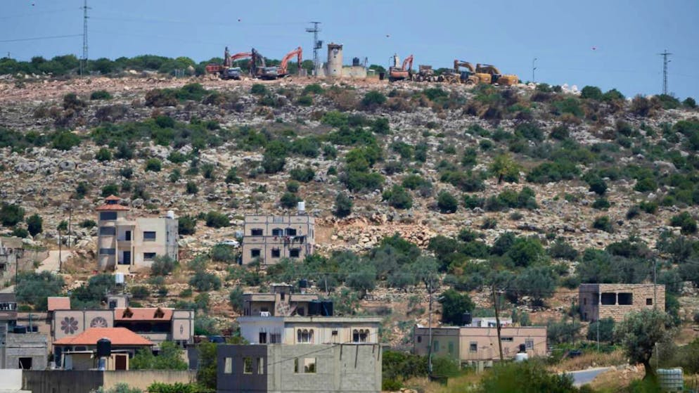 ARCHIV - Bulldozer arbeiten an einem israelischen Siedler-Außenposten im Westjordanland. Foto: Nasser Nasser/AP/dpa/Archivbild