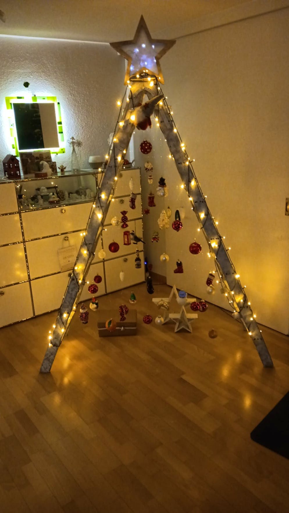 Weihnachtsbäume blue News Leser. Diese kreative Variante in Thun BE hat bereits seit vier Jahren keine Nadeln mehr.