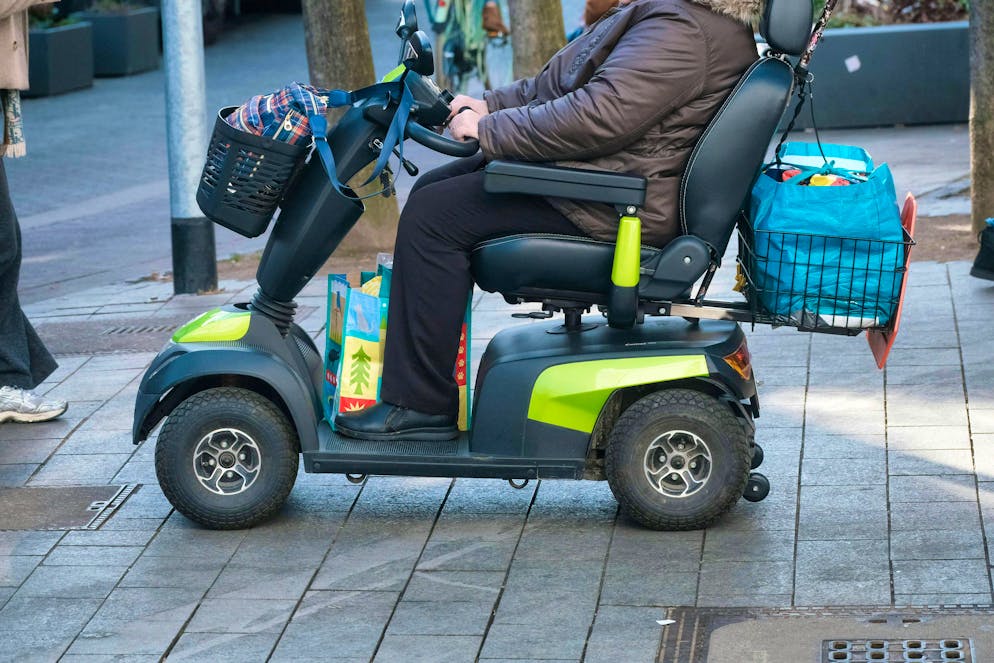 The woman was hit in her power wheelchair. (symbolic image)