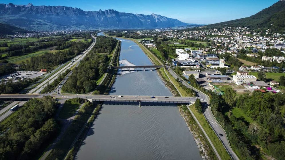 After body found on the banks of the Rhine. Three dead family members discovered in apartment