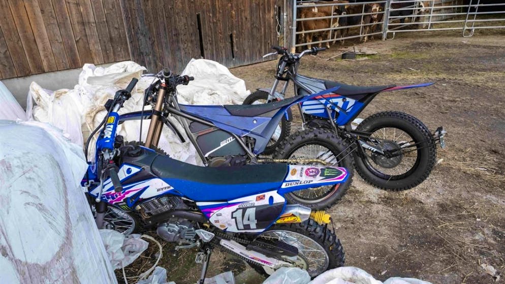 Le tre motociclette abbandonate in fattoria.