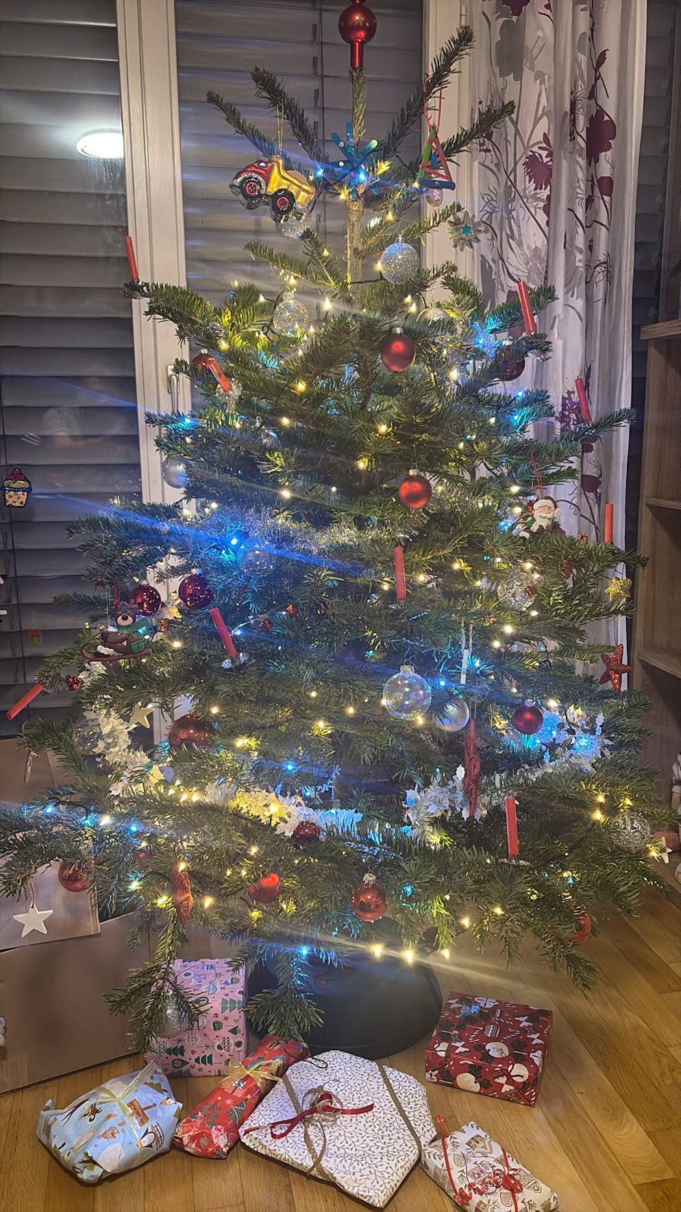 Weihnachtsbäume blue News Leser. Die Geschenke warten unter diesem Christbaum in Basel bereits auf die Bescherung.