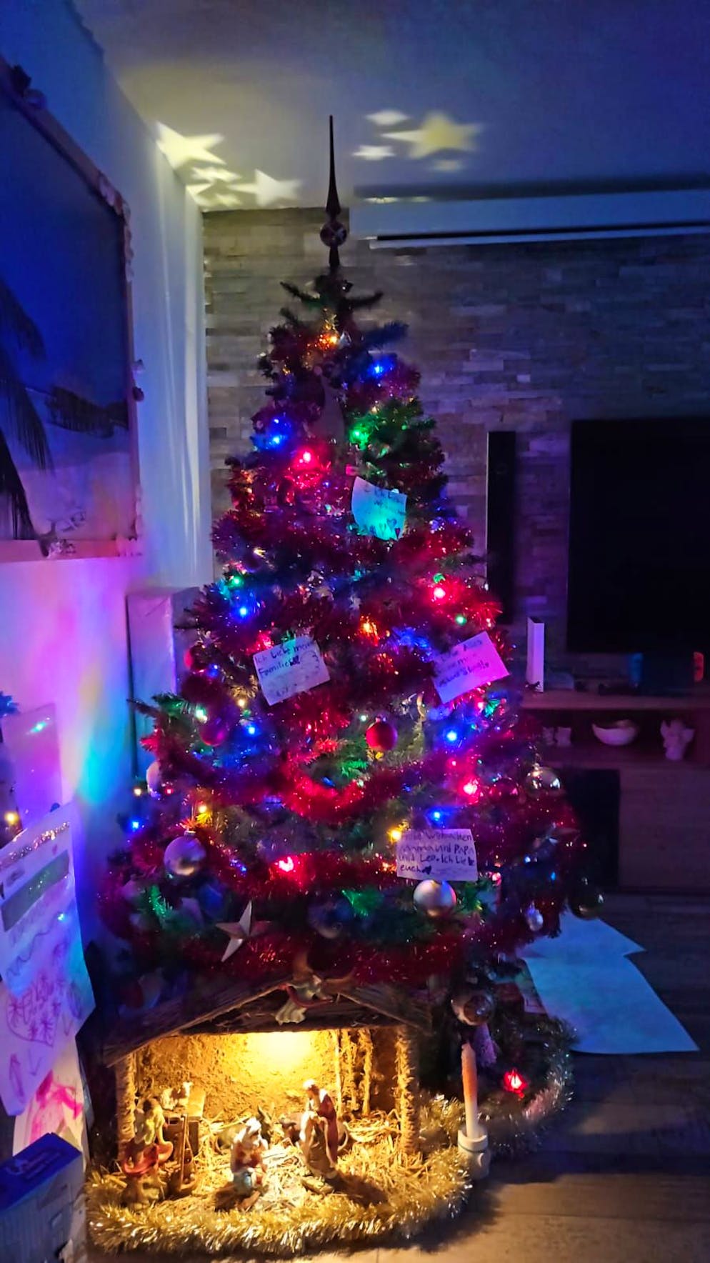 Weihnachtsbäume blue News Leser. Bei diesem Baum in Chur hat es auch Platz für eine beleuchtete Krippe.