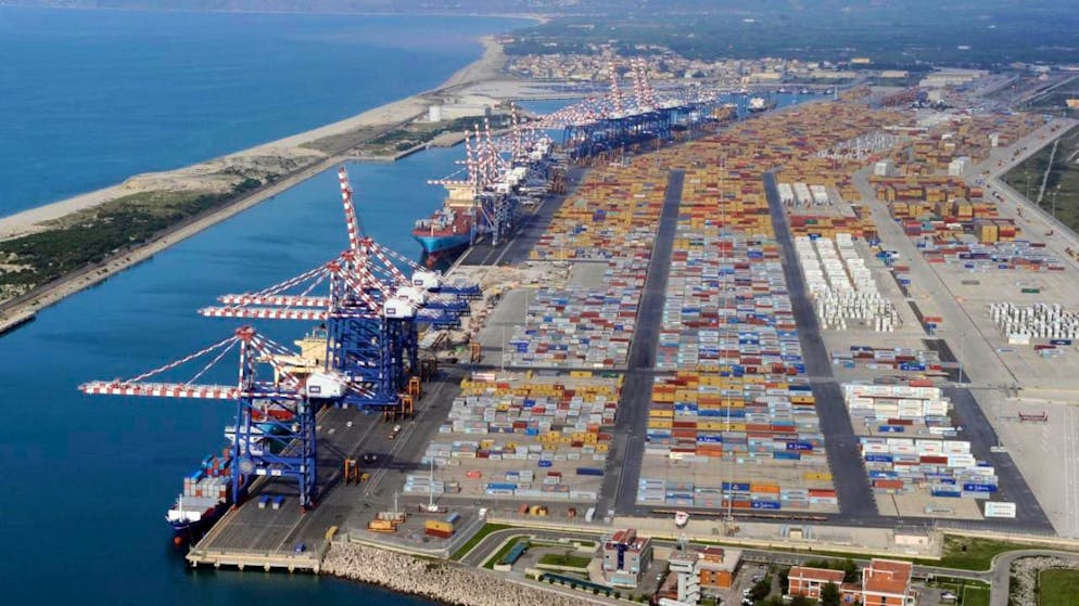 Il porto di Gioia Tauro, in Calabria.