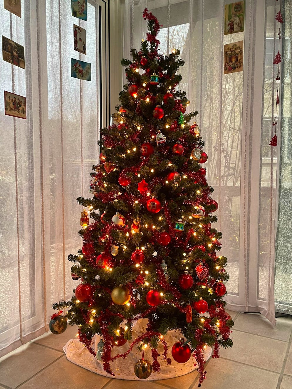 Weihnachtsbäume blue News Leser. Die Farbe Rot dominiert bei diesem Baum in Wöschnau SO.