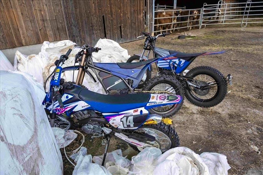 Tre motociclette rubate abbandonate, nascoste tra le balle di insilato