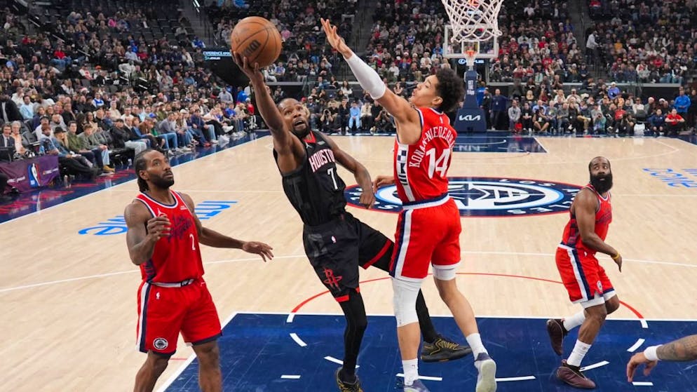 Yanic Konan Niederhäuser (mit der Nummer 14) verteidigt gegen Superstar Kevin Durant