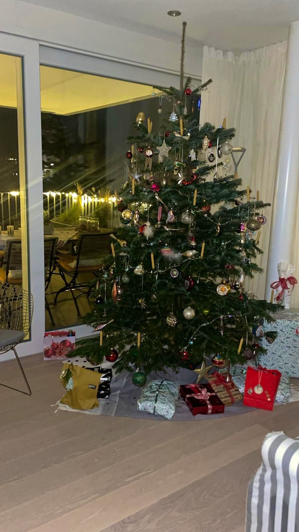 Weihnachtsbäume blue News Leser. Dieser Baum in Kreuzlingen TG ist fertig geschmückt für das grosse Fest.