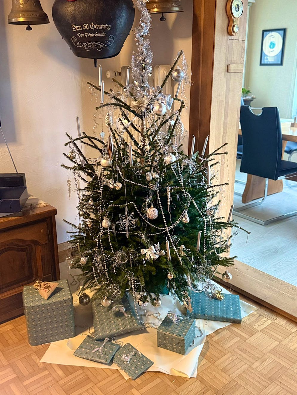 Weihnachtsbäume blue News Leser. «Vom Grosskind selbst dekoriert», schreibt eine blue News Leserreporterin zu diesem Baum in Deitingen SO.