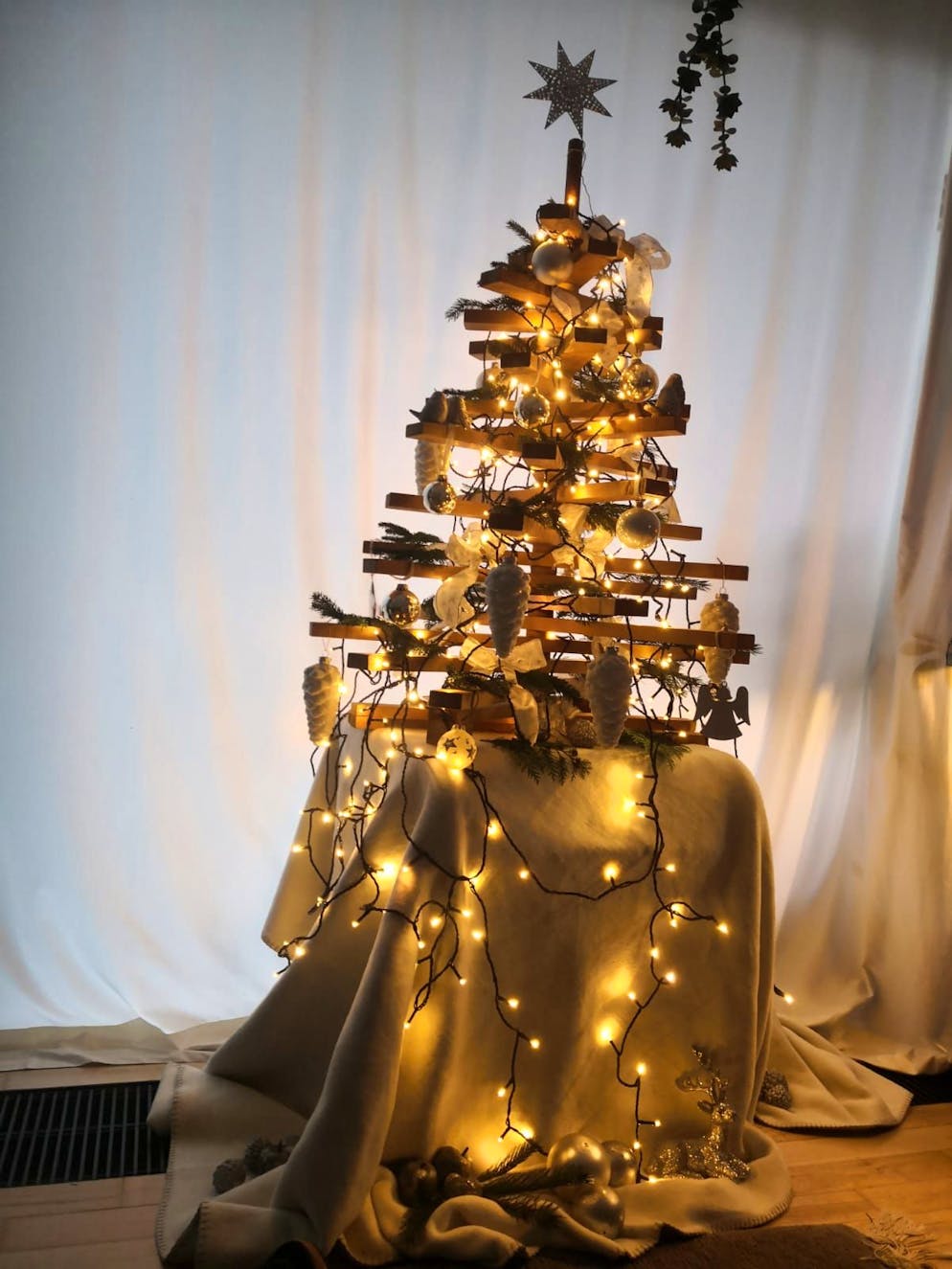 Weihnachtsbäume blue News Leser. Manche nutzen die Feiertage, um in die Ferien zu fahren. So steht dieser Weihnachtsbaum in Löhne, NRW, Deutschland.