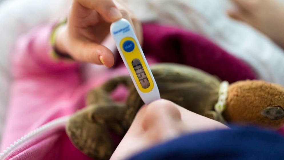 Viele Menschen in der Schweiz müssen die Weihnachtstage im Bett verbringen. Die Grippewelle ist weiter auf dem Vormarsch. (Themenbild)