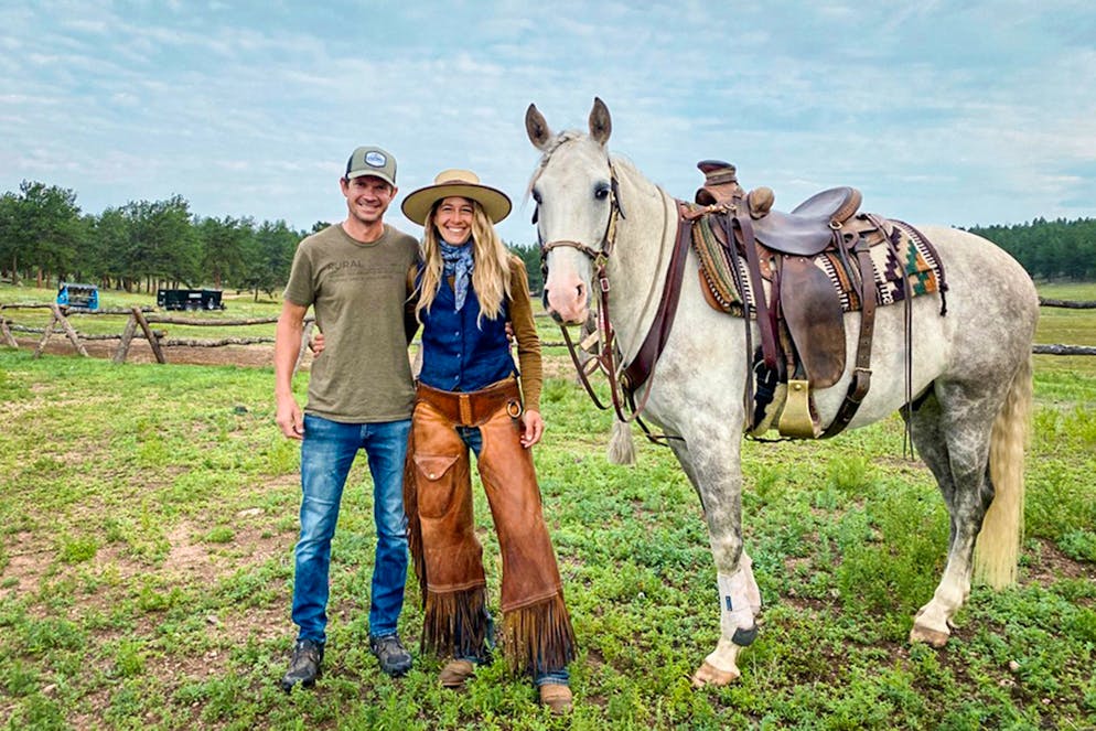 «Auf und davon» 2026: Mit Auswanderer aus Colorado, Costa Rica und dem Burgund. Marc und Mirjam Dunkel mit ihrem Pferd in Colorado. Die Thuner haben eine Ranch übernommen. 
