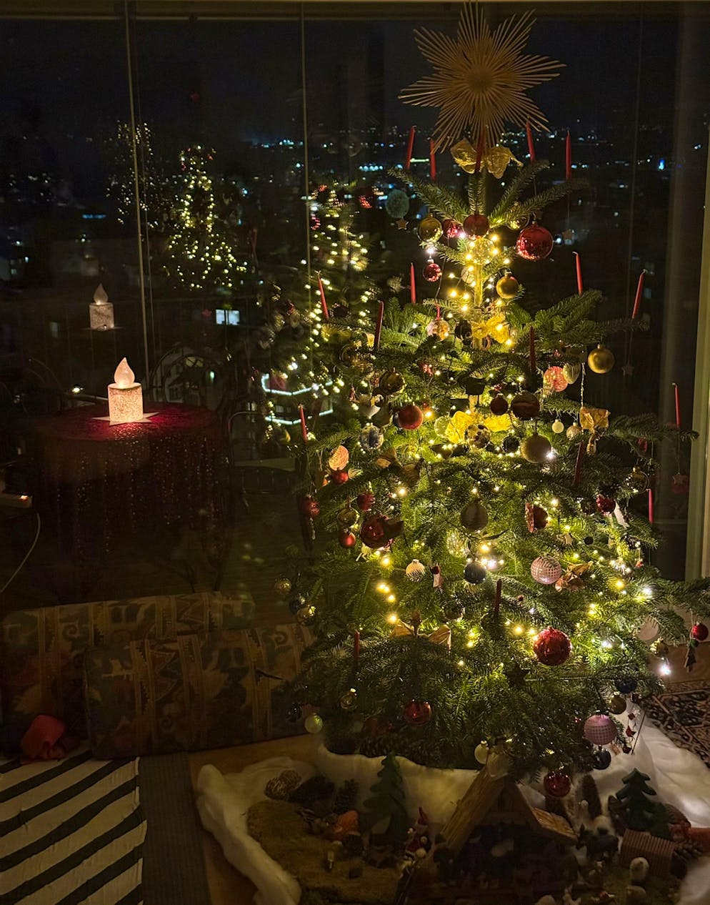 Weihnachtsbäume blue News Leser. Dieser festlich geschmückte Baum hat seine Heimat in Schwyz.