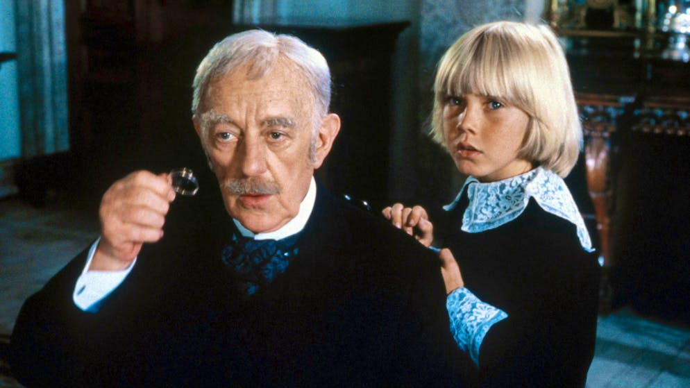 The Earl of Dorincourt (played by Alec Guinness) and little Lord Cedric (Ricky Schroder).