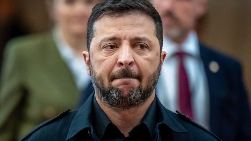 ARCHIV - Wolodymyr Selenskyj, Präsident der Ukraine, kommt zum Gipfeltreffen der Europäischen Politischen Gemeinschaft an. Foto: Michael Kappeler/dpa