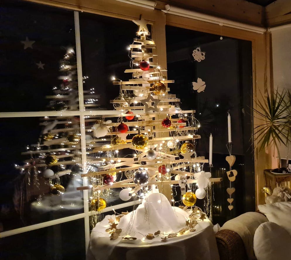 Weihnachtsbäume blue News Leser. In Dorf ZH steht ein Baum, selbst gebastelt aus Resteholz.