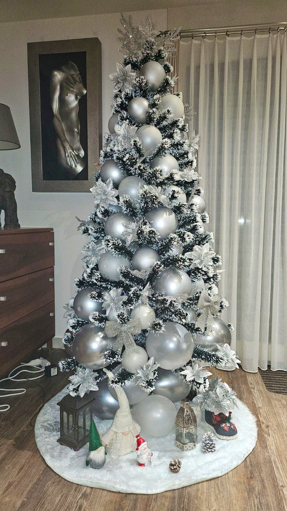 Weihnachtsbäume blue News Leser. Eine besonders elegante Christbaum-Variante steht in Tafers FR.