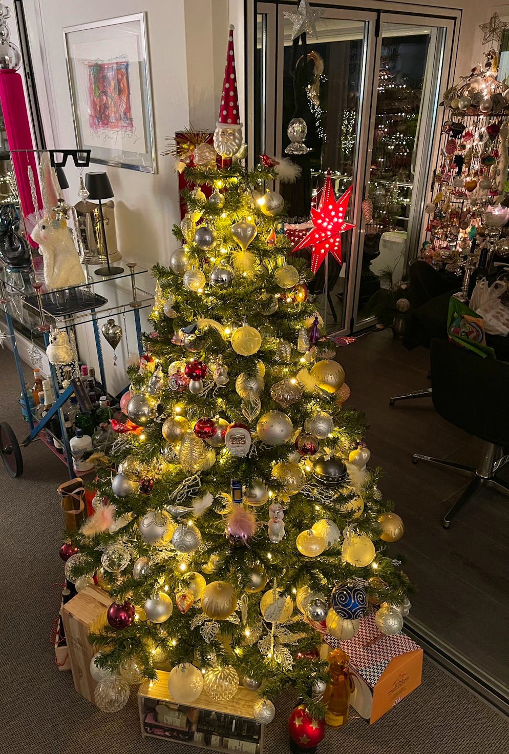 Weihnachtsbäume blue News Leser. Jedes Jahr werden es mehr Kugeln, die an diesem Christbaum in Oberwil BL hängen – momentan sind es rund 200.