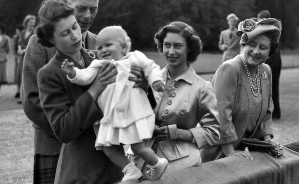 La regina Elisabetta II (davanti a sinistra), sostiene la figlia Anne al Balmoral Castle, in Scozia. Era il 1951 e per la popolazione scozzese il giorno di Natale non era una festa nazionale.